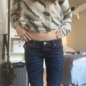 True Religion Jeans - Lågmidjade true religion jeans med uppklippt sömn. Midjemått: 37 cm, Innerbenslängden: 79cm. Fråga om du har några frågor 💗pris kan diskuteras 