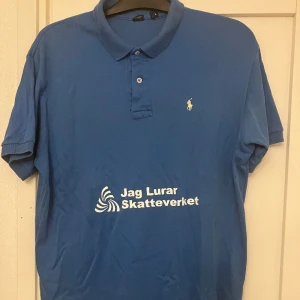 Skatteverket polo - Tja, säljer den här riktigt sköna Ralph Lauren , jag lurar Skatteverket polon i riktigt fet färg. Den är inte i bästa skicket då den har ett hål som syns och Ralph Lauren lappen vid strl är borta. Strl L 