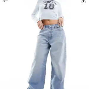 Helt nya aldrig använda, blå, oversized baggy jeans. Ganska stretchiga❤️   Säljer pga för stora för mig. 