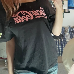 Cocacola off the shoulder t shirt - Storlek S men har oversized fit, så passar nog även M.  Jag har själv klippt bort kragen för att göra den off the shoulder!  Riktigt bekväm och cool. Skriv gärna om ni har några frågor <3