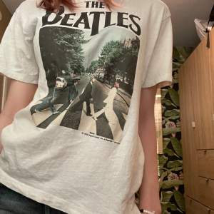 The Beatles tröja från HM, storlek XS.  Har haft ganska länge men det märks absolut inte! Trycket har hållt jättebra. Skriv jättegärna om ni har funderingar! <3