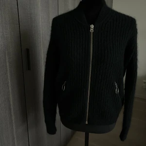 Stickad bomberjacka - Jag säljer nu min extremt fina stickade bomberjacka för 500kr. Jackan e ifrån & Other Stories 