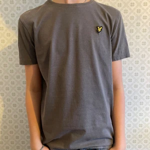Grå Lyle and scott T-shirt  - Tjena säljer min grå Lyle and scott T-shirt då den ej passar längre. Skick 9/10 ( Ny pris €30) Storlek 14/15 år men passar både XS och S. Hör av er om ni undrar något. Mvh Levi 🍾!