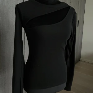 Svart cut out top - Svart cut out top från Nelly, strl 36. Perfekt för vardags, fest mm. Säljer för 150kr ❤️❤️❤️❤️❤️❤️