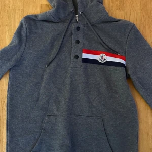 Moncler tröja  - Fin Moncler tröja storlek S 