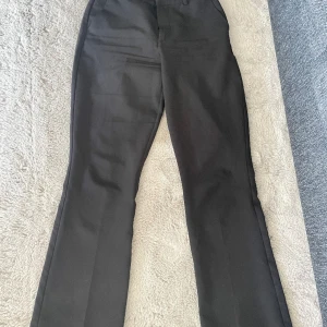 Bikbok Kostymbyxa - Säljer dessa snygga utsvängda kostym byxor från Bikbok då dom blivit för stora och inte längre kommer till användning.  Bra skick, inga defekter. Storlek 38 Pris går att diskutera. Privat för fler bilder