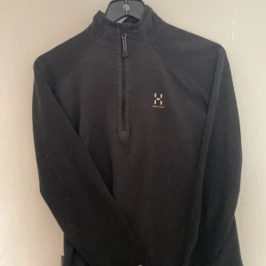 haglöfs fleece - svart haglöfs fleece med half zip möts upp i malmö och fraktar:)