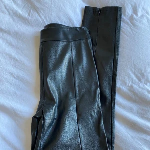 Läderbyxor - Läderbyxa från Ginatricot. Aldrig använt
