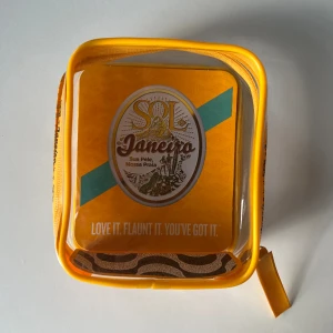 Sol de janeiro necessär🌟 - Fin sol de janeiro necessär till salu! Super fint skick! Kan sälja för 55kr! Kom via dm vid intresse!🌟(postas inom 24 timmar.)