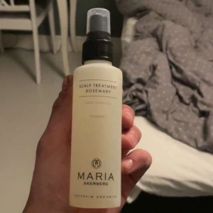 Maria Åkerberg Rosemary Scalp treatment - Säljer denna rosmarin sprayen från Maria Åkerberg Jag har använt den kanske 2-3 ggr. Jag har ganska långt hår redan och är inte ute efter att få längre så den kommer inte till användning☺️ köpte den på Lyko 