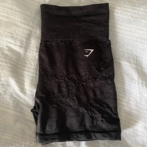 Gymshark Shorts  - Camo seamless shorts från Gymshark i storlek M. Använda fåtal gånger och i väldigt bra skick, dock tyvärr en skavank på loggan (se sista bilden) som dessvärre drar ner priset en del.  Nypris 499, säljer för 170! 🖤 