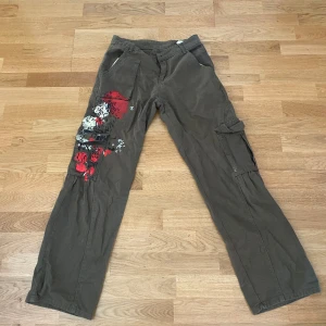 Mörkgröna cargo jeans med tryck - Bra skick, lite för små för mig 