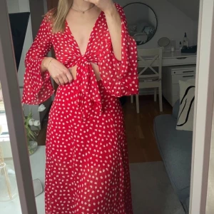 Adoore riviera dress - Säljer min så fina adoore klänning då den tyvärr inte har kommit till användning, prislapp kvar aldrig använd. Köpt för 1495:-