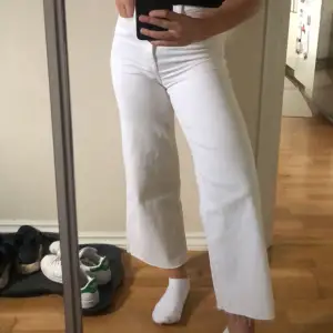 Vita byxor/jeans från H&M, som är lite strechiga. I strl 34. Byxorna gå till vristerna så är perfekta för våren. Säljer pga att de är för små 