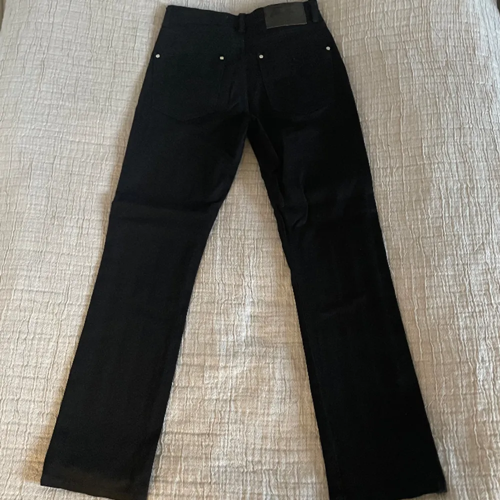 Helt nya svarta jeans från Zara, endast testade. Storlek 34/XS. Slutar lite nedanför ankeln på mig som är 164 cm 💕. Jeans & Byxor.