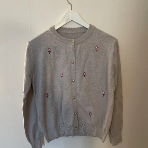 Grå cardigan - Säljer denna fin stickade kofta i storlek S Köpt på second hand