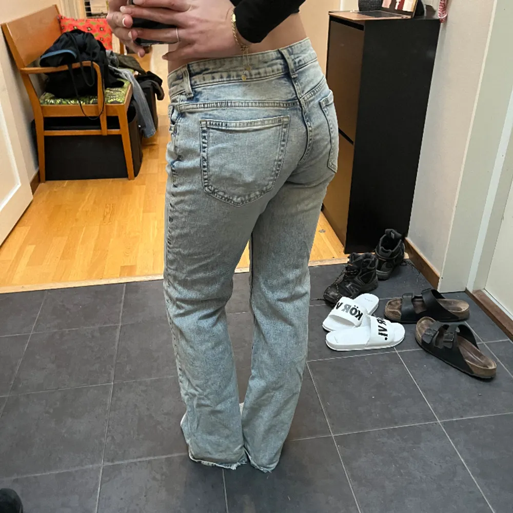 Lågmidjade ljusblå jeans från HM, storlek 34 men skulle mer säga 36. Jeans & Byxor.