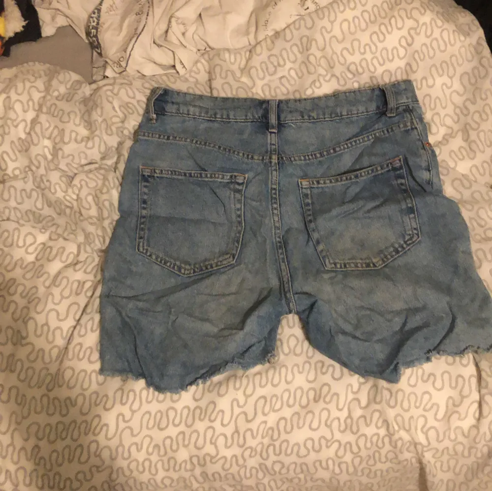 Bra skick jeansshorts. Skriv om nån vill ha bild när jag har dem på. Säljer pga aldrig används längre. . Shorts.