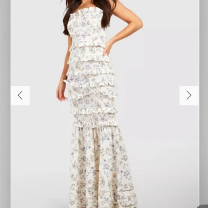 Sommarklänning - Säljer denna så fina klänningen! Beställde 2 och missade returdagen så den är oanvänd, med prislapp kvar. Den är liten i storleken, passar en S/M💗