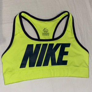 Nike träningstopp - Nike träningstopp, knappt använd och mycket bra skick🫶🏼