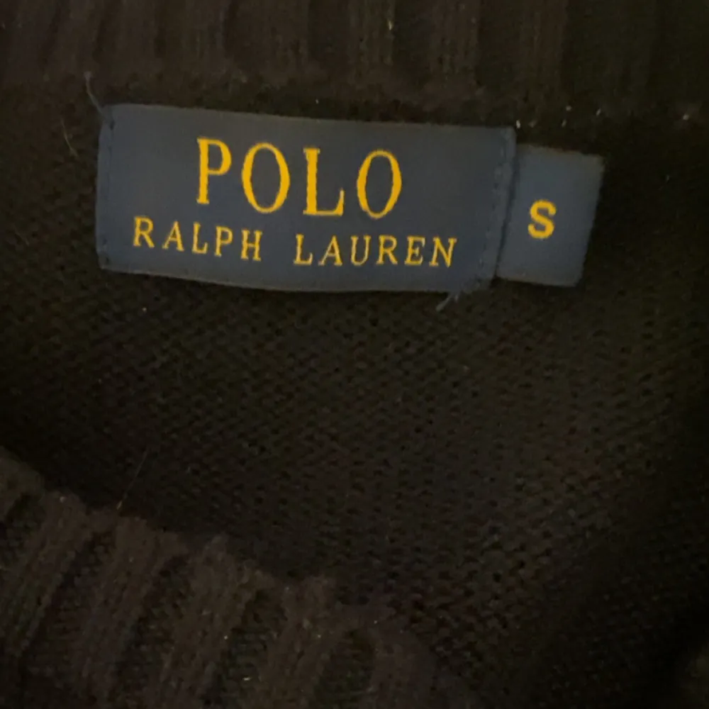 Tja! Säljer en riktigt snygg Ralph Lauren tröja||storlek:S||skick8/10||nypris:ca2000kr vårt pris:499kr||modellen på bilden är 180cm|| hör av er vid funderingar, Mvh!. Stickat.
