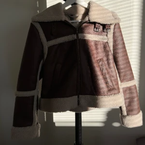 Fin jacka från h&m - Mocka liknande jacka från h&m  Använd få tal gånger  Ser ut som ny  Köpt för 1-1,5 år sen Köpt för 400kr om jag inte minns fel  Mitt pris 250 + frakt 