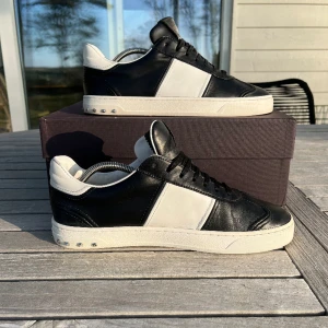 Valentino flycrew svart läder - Valentino flycrew i färgen svart läder. Storlek 42 passar 43. Skick 9/10 alla nitar kvar. Använda sparsamt fåtal gånger. Box + dustbag medkommer. Vid frågor eller funderingar skriv privat!