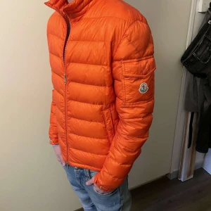 Moncler jacka - Säljer en Moncler jacka! Jackan är i storlek 1! Den är i ett väldigt bra skick!  Hör gärna av dig om du har frågor! 