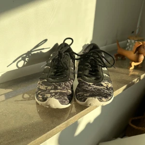 Träningsskor  - Anvönda träningsskor från adidas, använda med fortfarande i fint skick