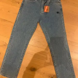 Ett par väldigt sköna och fina jeans som har en passform som är loose. Jeansen är använda men är fortfarande i bra skick och har bra kvalitet.