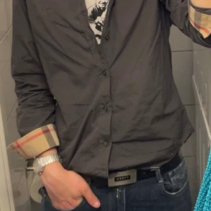 Burberry skjorta  - En riktigt fin skjorta som är knappt använd. En knapp på ärmen är lite trasig därför priset. För mer frågor skicka privat 