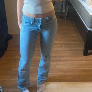 Low waisted jeans - Superbra skick, modellen icon från lager 157!❤️midjemått: ca 37cm, byxand längd: ca 102cm