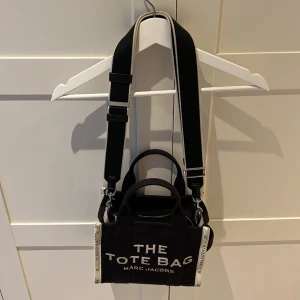 Marc jacobs tote bag  - Säljer min Marc jacobs tote bag, i fint skick. Köpte för cirka 1 år sen. Priset kan diskuteras 💘