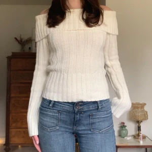 Off shoulder-tröja - Randigt stickad tröja som är off shoulder, vintage Only! 🖤