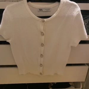 Topp   - Säljer denna jättefina stickade troppen med fina knappar. 