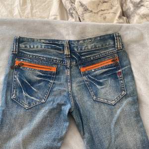 Skit snygga replay jeans med orange detaljer. Lowwaist