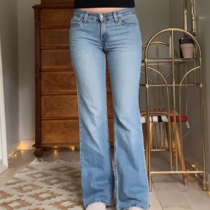 Vintage Levi’s - Lågmidjade utsvängda jeans från Levi’s! Jag är 173 cm, midjemåttet är 76 cm och innerbenslängden 80 cm 🩷 Perfekta modellen men lite för små för mig :(