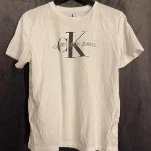 Calvin Klein t-shirt - Calvin Klein t-shirt, varsamt använd men märket har blivit lite grått. Skriv för mer bilder 🥰