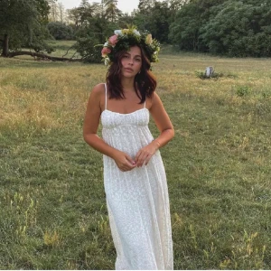 SÖKER zara cream embroidered tulle maxi dress - SÖKER denna jätte söta sommarklänningen❣️skriv gärna om du säljer eller vet någon som gör, lånad bild!!