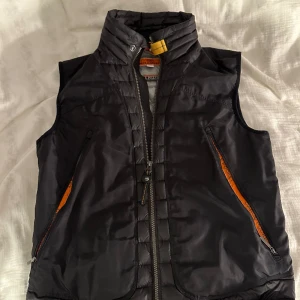 Parajumper väst - Säljer en parajumper väst då den ej kommer till användning. Väldigt bra skick 