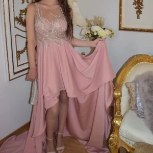 Balklänning festklänning pastell beadings små blommor och pärlor fest bal bröllop dop - Storlek 34/36. Priset kan diskuteras