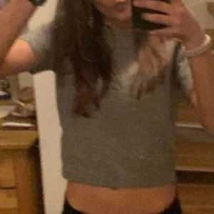 Stickad t-shirt - Säljer denna stickade tröja från zara, har andvänt några gånger🥰