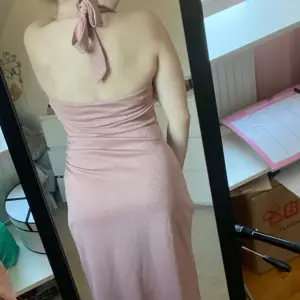 Jag säljer den här jättefina glitterrosa klänningen i bra skick, eftersom jag aldrig har använt den. Klänningen är i storlek 38 och passar mig perfekt som vanligtvis har XS eller S💓