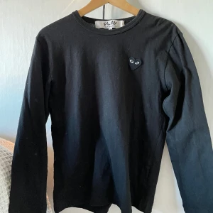 CDG Sweatshirt - Storlek S, Riktigt bra skick, fin och ganska tunn till sommaren/våren! Köpt för 1000kr, mitt pris 300👍/pris kan diskuteras vid snabb affär!