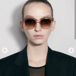 Chimis escru 07 - Säljer mina snygga chimis glasögon i modell 07 och färg escru. De är i bra skick, och fodral samt putsduk finns med. Köpt för 1250 och säljer för 450kr.💕