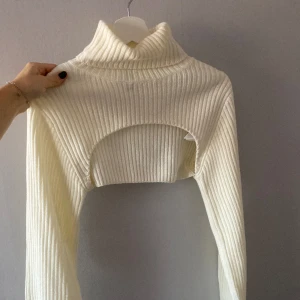 Super fina ”ärmar” - Så fin topp/ärmar som kommer från hm! Har använt typ 1 gång ser helt nya ut!! Storlek xs-s! Skriv flr fler bilder 🤍🤍