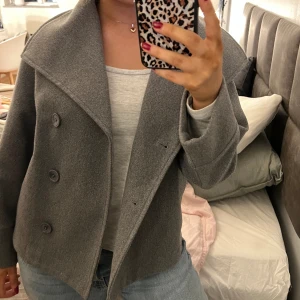 Vårjacka - Säljer denna super snygga jacka då den inte kommer till användning. Från ginas barnavdelning men fortfarande lite oversize💗💗