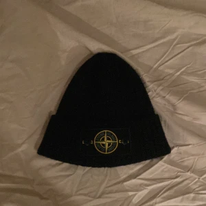 Fet Stone Island mössa  - Säljer nu min stone island mössa eftersom den inte har andvänts på länge. Väldigt bra kvalitet😇 Kan tänka mig att ta emot byten. Har tyvärr inget kvitto eftersom den är gammal och har tappar bort det. 