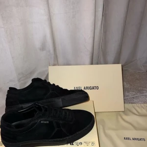 Arigato skor  - Säljer ett par Arigatos som är i princip nytt skick! Ny pris på skorna är 2600kr. Box och kvitto finns, vid frågor så är det bara att skriva. 