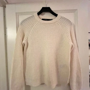 Vero Moda tröja - Säljer denna stickade tröja från vero Moda ⭐️